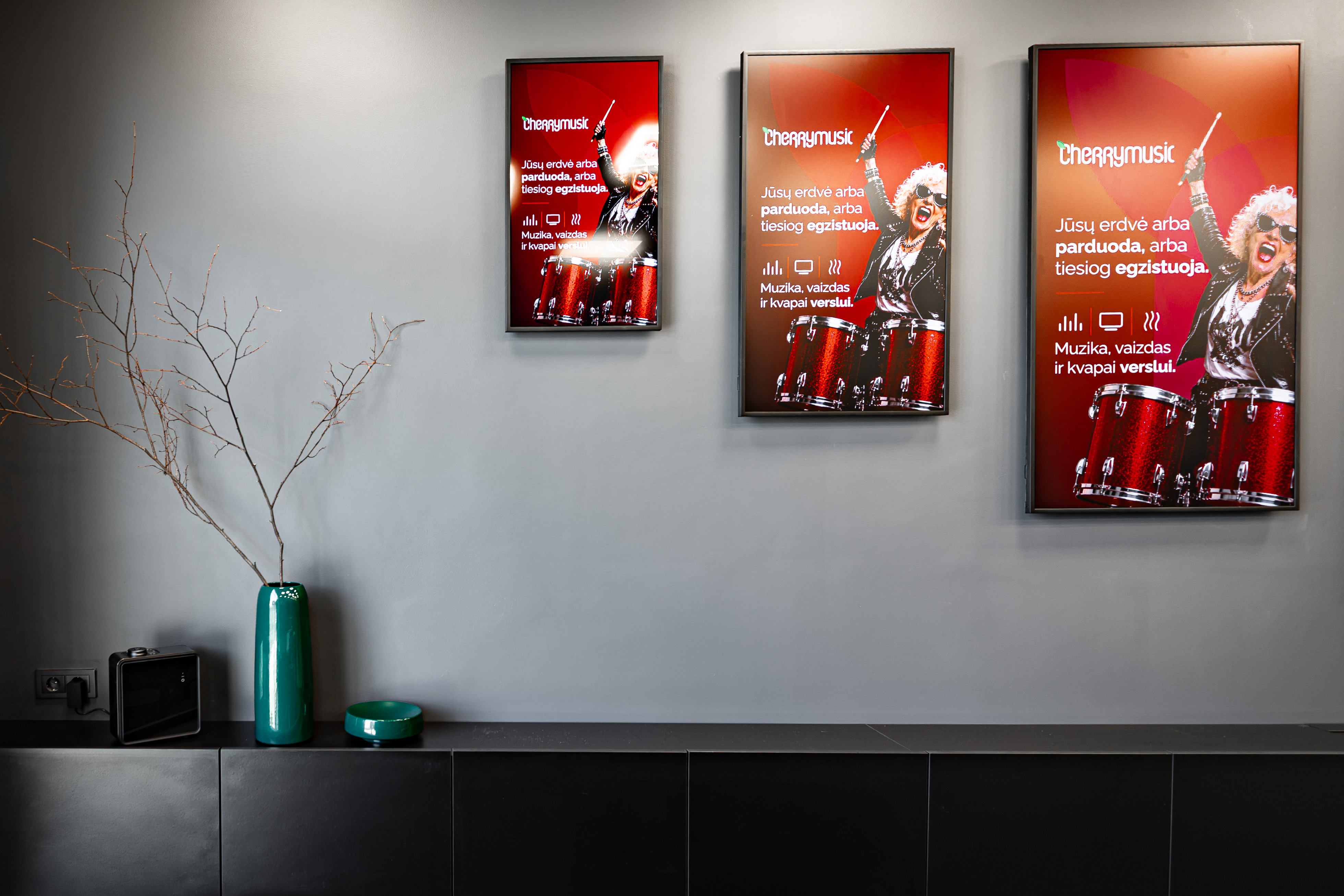 Reklaminiai ekranai, digital signage, cherry screens, cherry music showroom